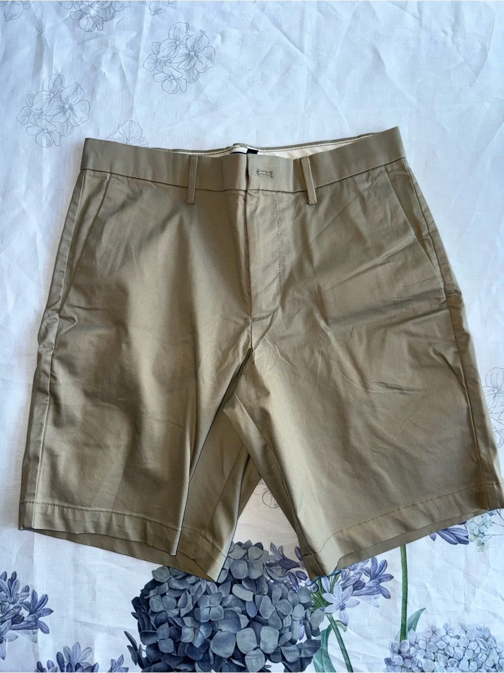 New unworn Banana Republic Men's Tan Flat Front Dress Shorts size 29